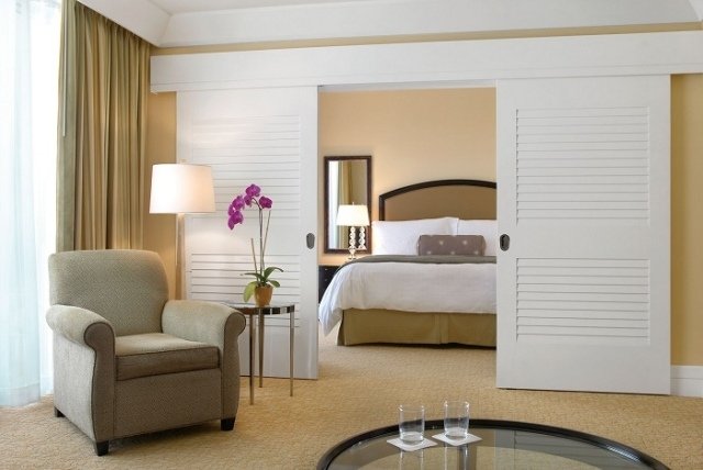 Posuvné dvere vo vnútri spálne rozdeľovač z bieleho dreva