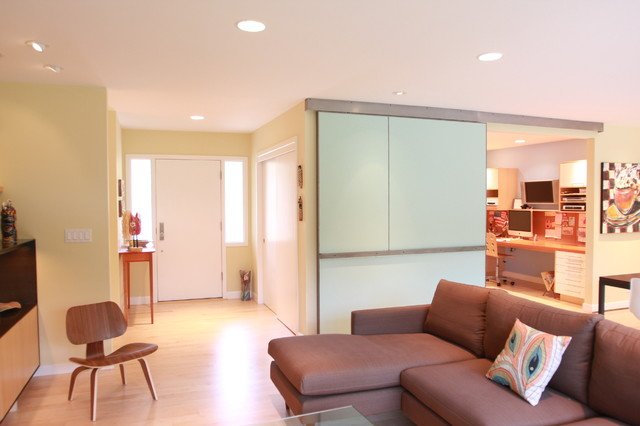 Posuvné dvere vo vnútri rozdeľovača miestnosti, domáca kancelária, matné