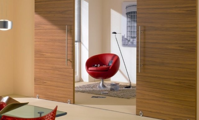 Drevené posuvné dvere vo vnútri pod kuchyňou