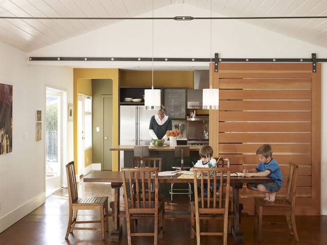 Posuvné dvere do drevenej kuchynskej jedálne v štýle stodoly