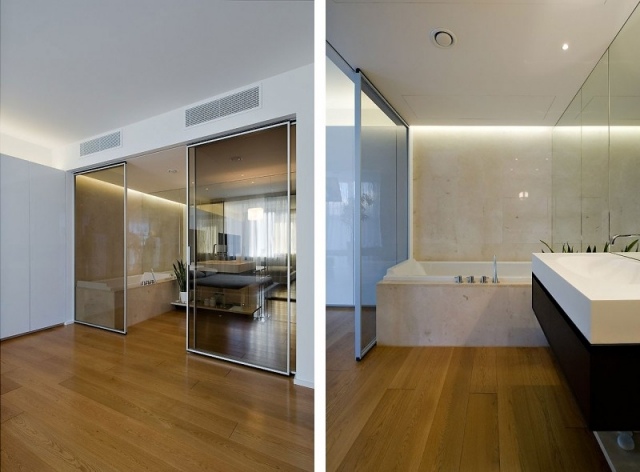 sklenené posuvné dvere vo vnútri doskovej podlahy do kúpeľne