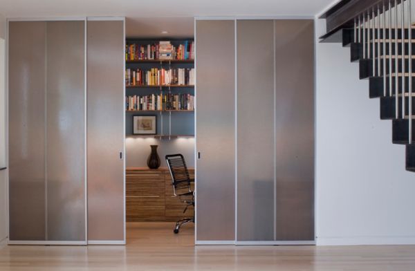 Skryte sklenené dvere vo vnútri oddeľovačov miestnosti domácej kancelárie