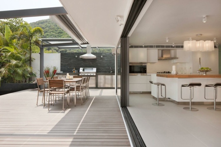 posuvné dvere-a-nábytok-v-bielom-okne-predné-vonkajšie-kuchyňa-jedálenský-stôl-drevo