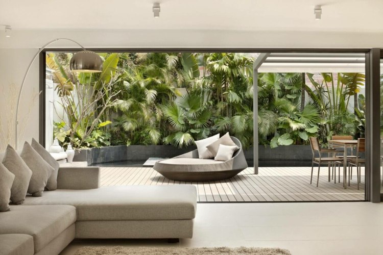 posuvné dvere-a-nábytok-v-bielej-terase-ležadlo-drevená podlaha