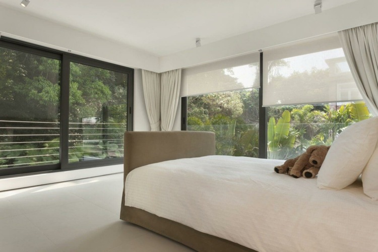 posuvné dvere-nábytok-bielo-béžová-jednolôžko-čelné okná-závesy