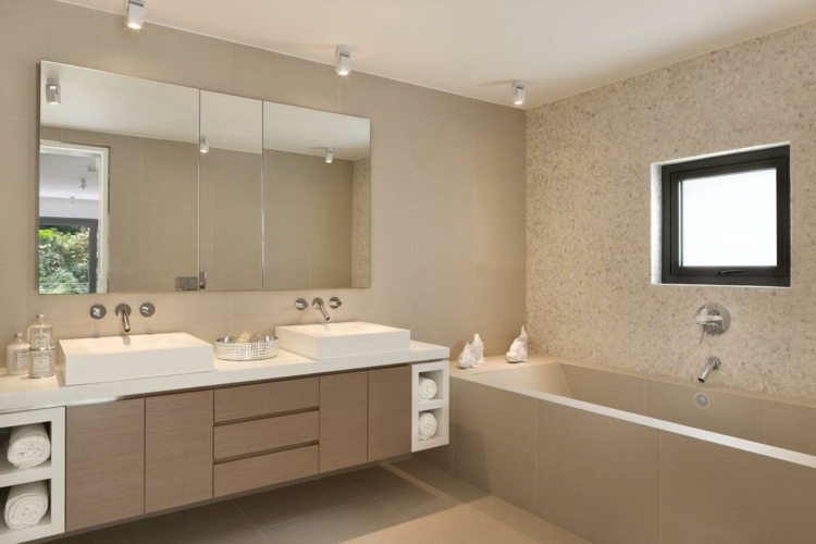 Posuvné dvere-nábytok-biela-kúpeľňa-vaňa-obdĺžnikové-modrn-dlaždice-béžové