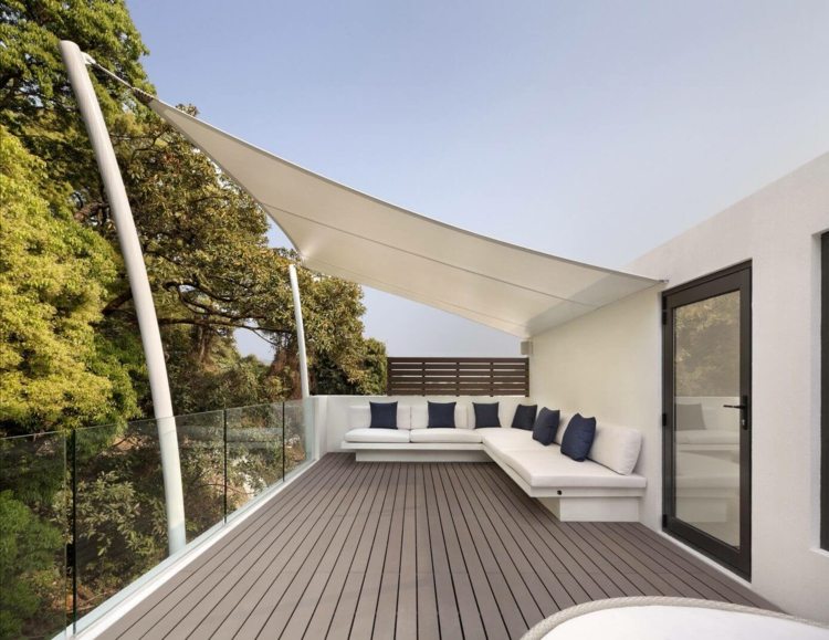 posuvné dvere-nábytok-biela-balkón-slnečná plachta-ochrana pred slnkom-patio, rohová sedačka