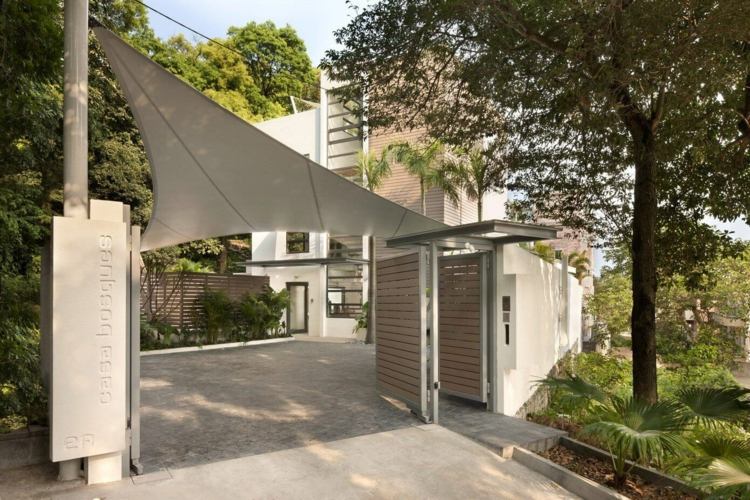 posuvné dvere-nábytok-biela-vchod-brána-drevené lamely-slnečné plachty-prístrešok pre auto