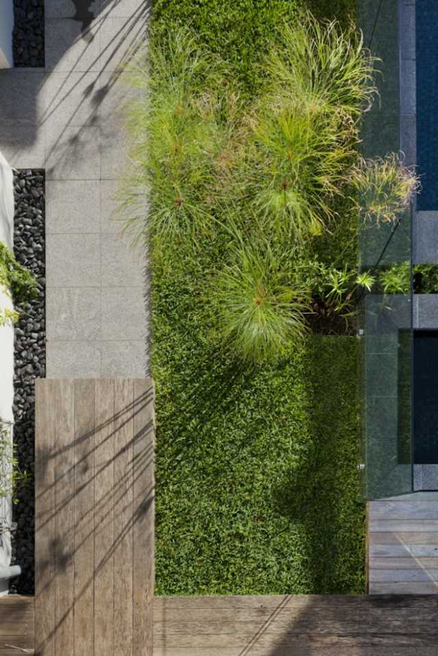 Prestavba záhradnej lavičky na dlažbe z chodníka