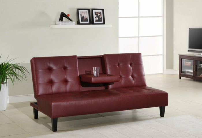 Rozkladacia pohovka s pohodlným servírovacím stolom