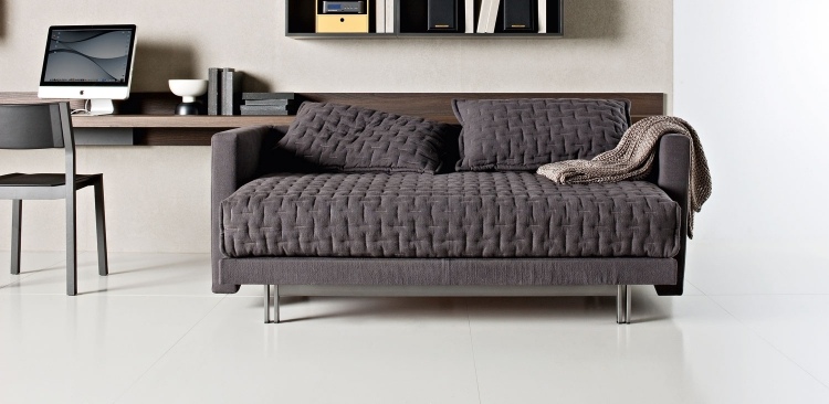 Servomechanizmus premení pohovku na posteľ rozkladacia pohovka-sivá-OZ-Nicola-Gallizia-tmavošedá-antracitová-štruktúra čalúnenia-moderné-kovové nohy-biela-podlaha-stôl