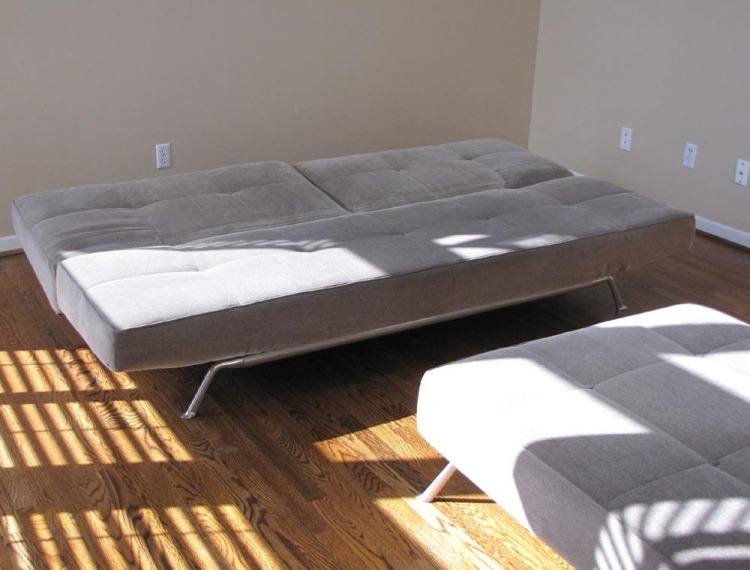 v roztiahnutom stave je menší ako manželská posteľ rozkladacia pohovka-siva-samala-ligne-rozeta