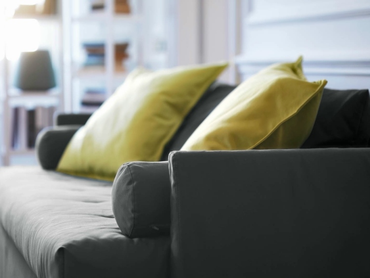 Gauč Bali v exotických farbách rozkladacia pohovka-šedá-bali-ORIZZONTI-ITÁLIA-žlté-vankúše-moderná-funkcia-postele