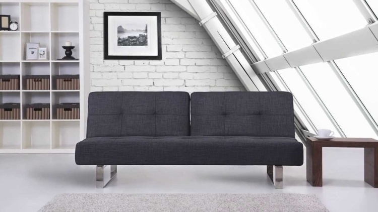 malý, úzky gauč s funkciou skladania Rozkladacia pohovka v sivobielej funkcii-rozkladacia funkcna ram-kov-moderna-tehla stena-stena okna