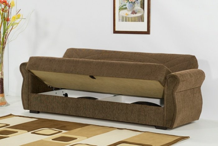 Ukladanie pohovky na spanie a vecí