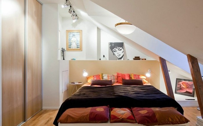 nábytok spálňa podkrovie šikmý strop skriňa vankúš obrázky