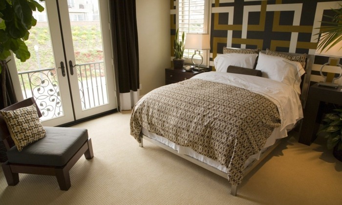 malá spálňa zariadená vzorom steny postele