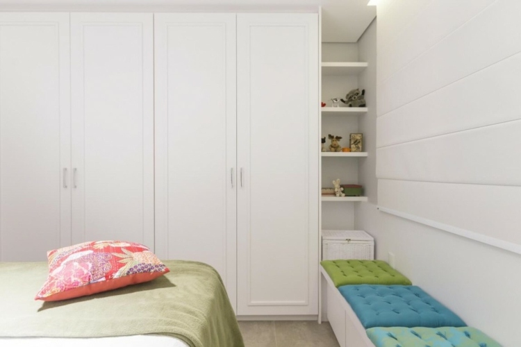 zariadenie spálne biele podsedáky zelená modrá nuansy polička