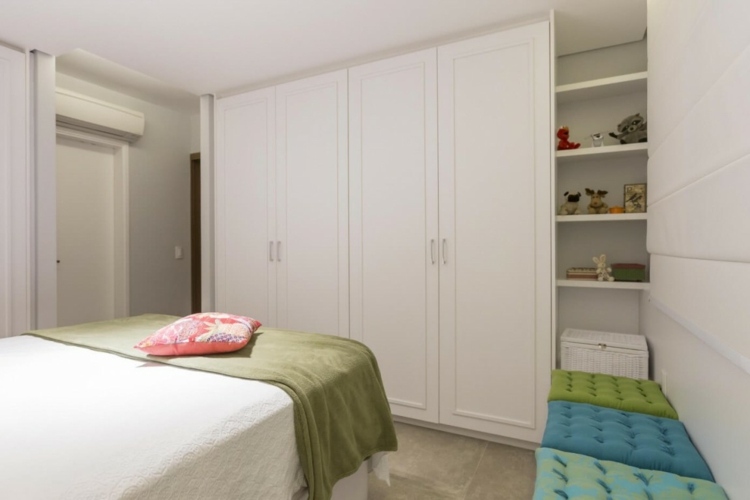 zariadenie spálne biela šatníková skriňa posteľná prikrývka zelená