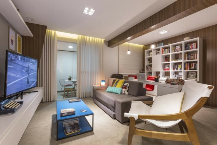 zariadenie spálne biele drevo akcenty farby záclony balkón