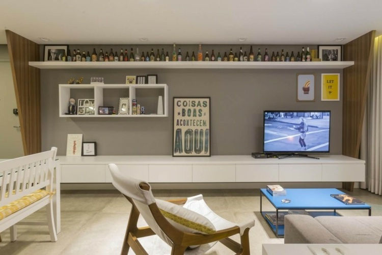 zariadenie spálne biely konferenčný stolík modrá minimalistická stolička ležadlo tv