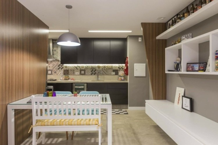 zariadenie spálne biely jedálenský stôl lavica romantický štýl lampa