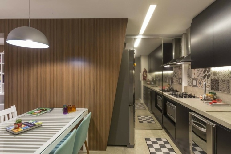 zariadenie spálne biely obklad steny hnedé drevo čierna kuchyňa moderná