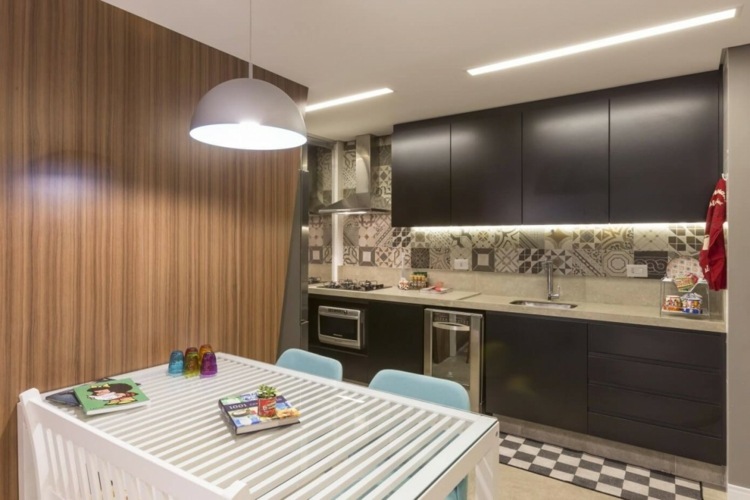 zariadenie spálne biele čierne kuchynské skrinky jedálenský stôl sklenená doska