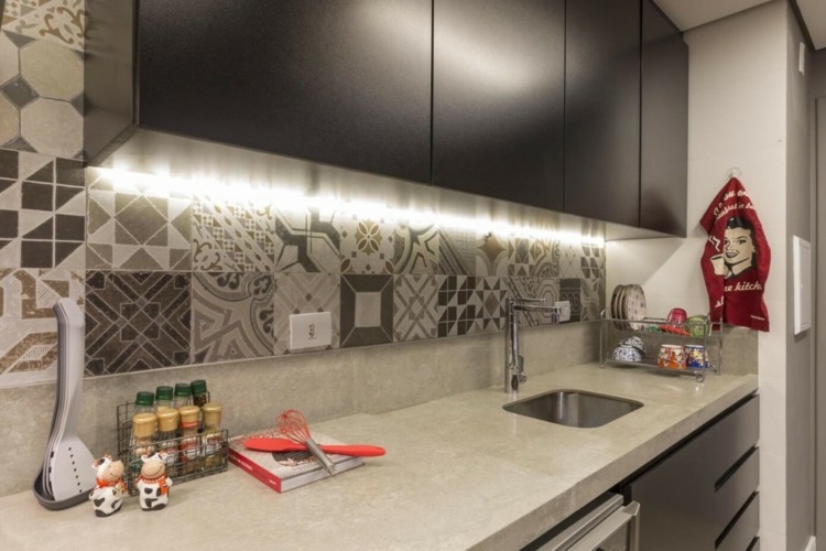 zariadenie spálne biela dlažba zrkadlo sivá patchwork moderná