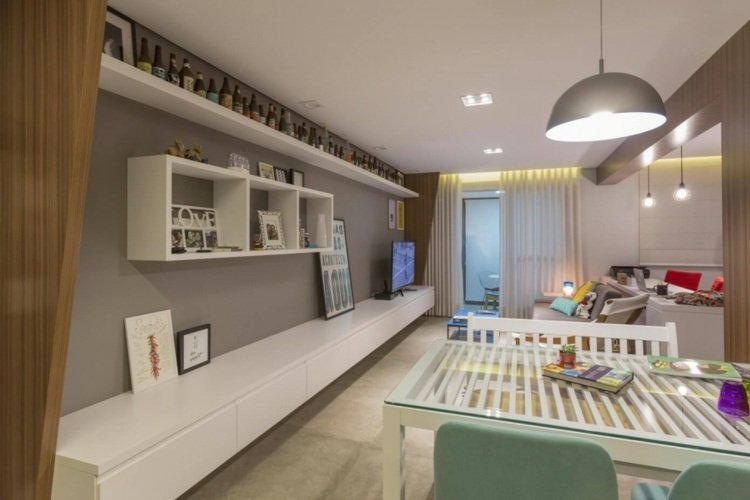 zariadenie spálne, biele sklenené stolné pásy, dizajnové pastelové stoličky, mäta