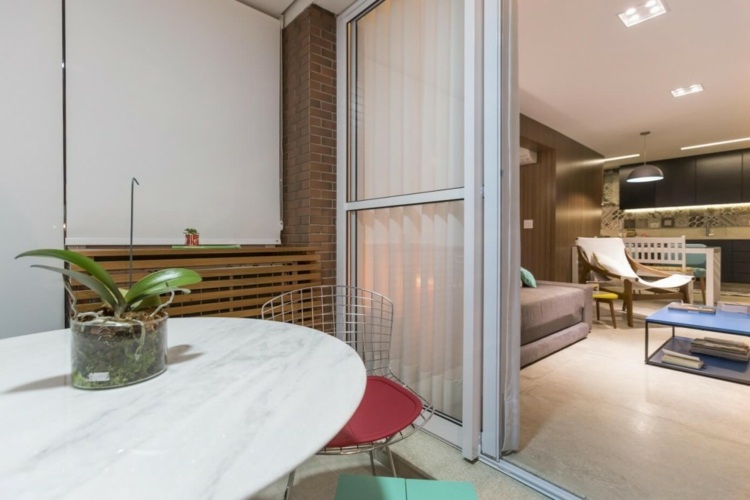 zariadenie spálne biely balkón dizajn okrúhleho stolu posuvné dvere