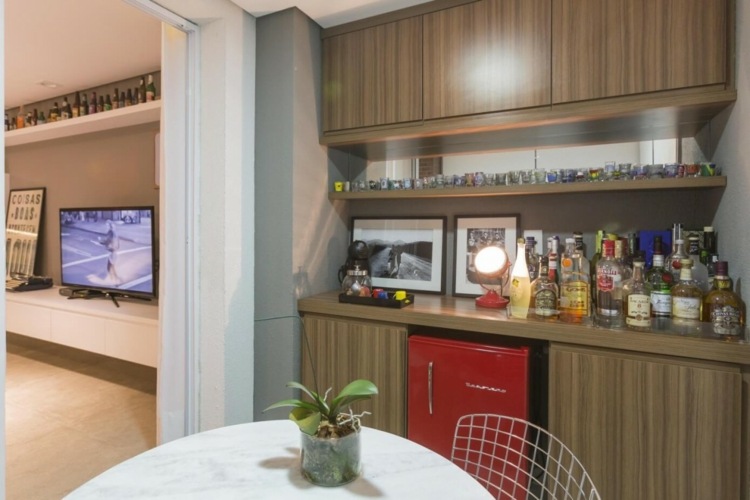 zariadenie spálne biela skrinka hnedé nápoje chladnička červená