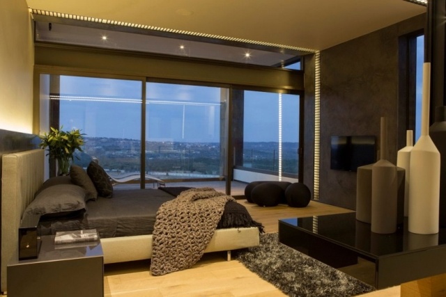 moderná spálňa s balkónom a výhľadom na drevenú podlahu, tmavohnedá farba nápady na spálňu balkón výhľad drevená podlaha tmavo hnedá farba