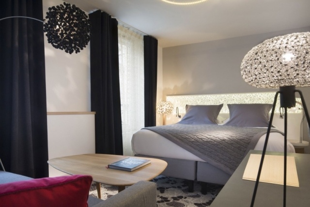 moderná spálňa svetlošedá záclona stojacia lampa spálňa svetlošedá záclona stojacia lampa