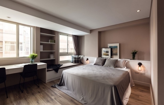 malá spálňa, drevená podlaha, taupe, farba steny, lavica, stôl spálňa drevená podlaha taupe farebná stena okno lavica stôl