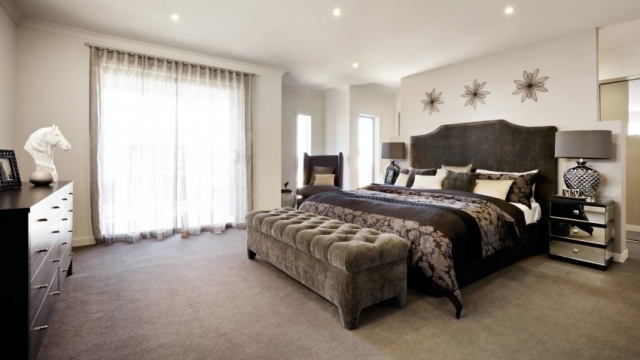 koberec v dizajne spálne taupe color manželská posteľ zamatová spálňový koberec taupe color manželská posteľ zamatová