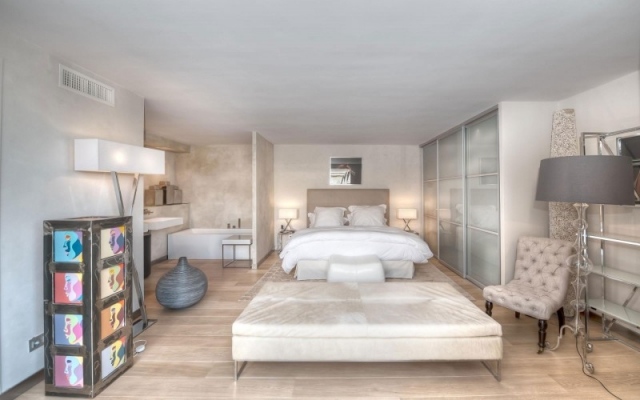 spálňa drevená podlaha svetlé farby farebné efekty stien dizajn spálne drevená podlaha svetlé farby farebné efekty stien