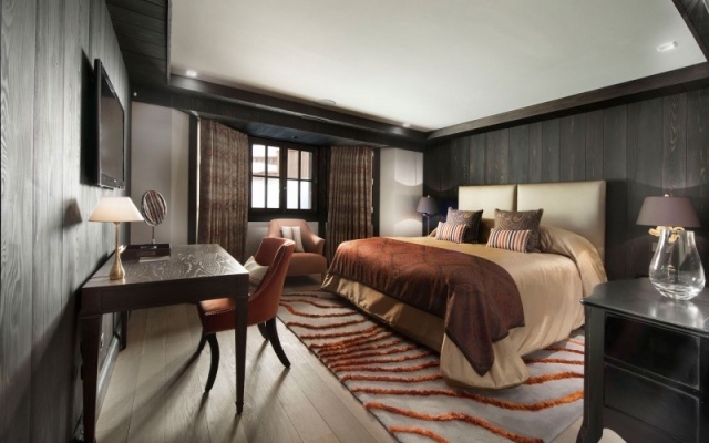 obrázky chaty do spálne obrázky z tmavého dreveného obloženia oranžové akcenty nápady na spálňovú chatu, tmavé drevené tapety, oranžové akcenty