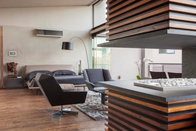 moderná spálňa drevená podlaha plynový krb sivý drevený obklad moderná spálňa drevená podlaha plynový sporák sivá