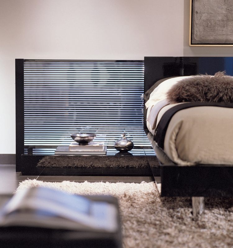 Nápady do spálne 2015 posteľové čelo postele LED osvetlenie čierne vysoký lesk