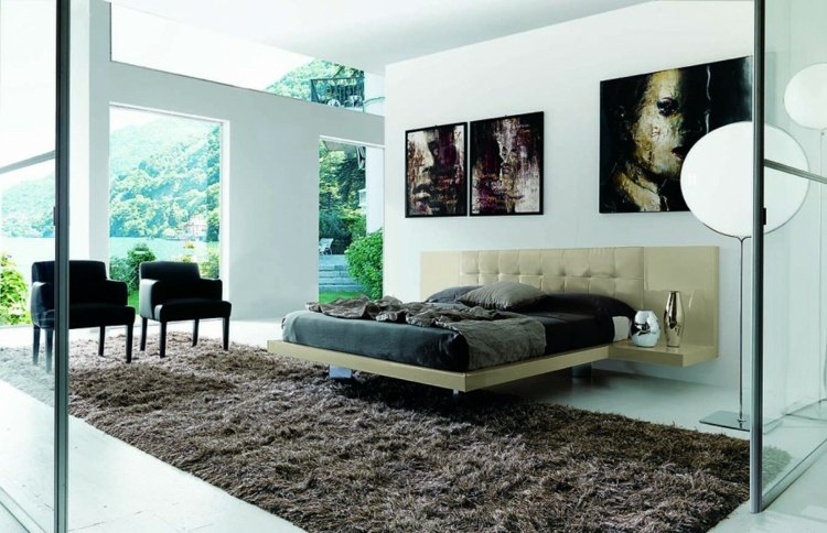 Nápady do spálne 2015 krémová posteľ antracitový prehoz fotografie stena