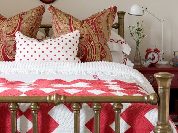 Nápady na dekoráciu spálne so vzorom prehozu