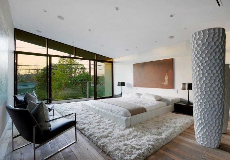 Spálňa-Nápady-Biely-chlpatý-koberec-Nízka-King-Size-Bed