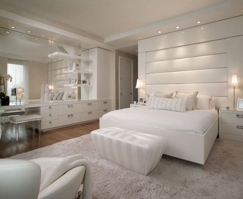 Spálňa-nápady-biela-stena-zrkadlo-nápady-moderné