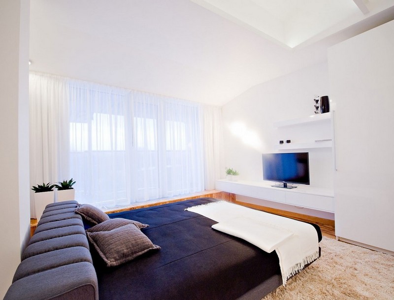 Spálňa-nápady-biela-posteľ-bez-stupačky-nástenná jednotka