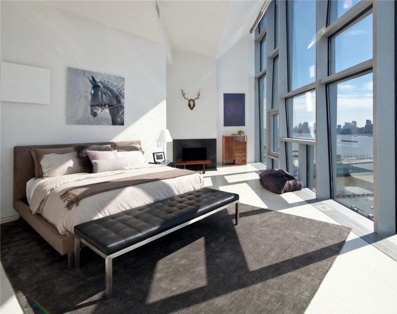 Spálňa-nápady-biely-krb-hnedý-koberec-lavica