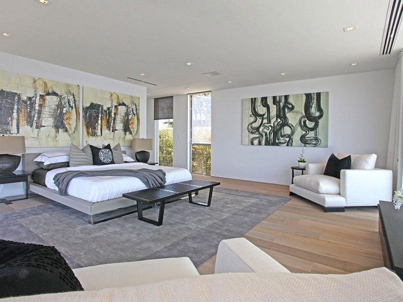 Spálňa-nápady-biela-stena-strop-kreslo