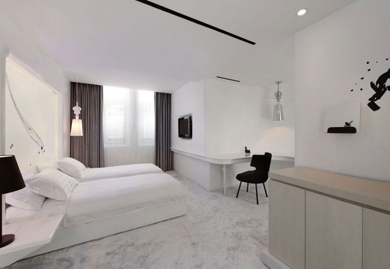 Nápady do spálne, stôl s bielym kobercom