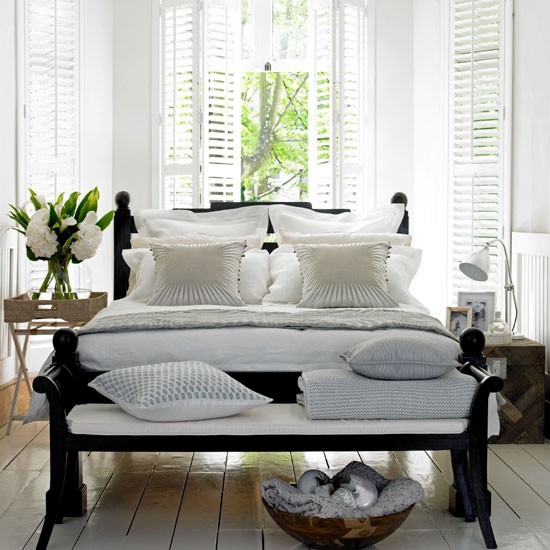 Spálňa biely čierny rám postele drevené nočné stolíky