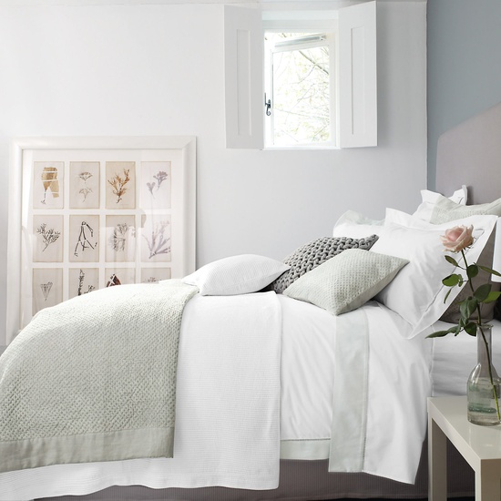 Spálňa kompletne v bielom ružovom nočnom stolíku pletený poťah na vankúš